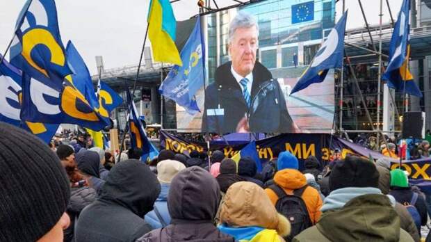 Порошенко Следователь Госбюро упал, пытаясь догнать Порошенко и вручить повестку в суд