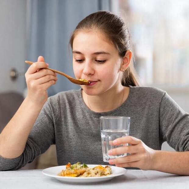 Диетолог назвала случаи, когда воду во время еды употреблять необходимо