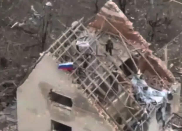 Наши бойцы подняли флаг России над селом Тоненькое