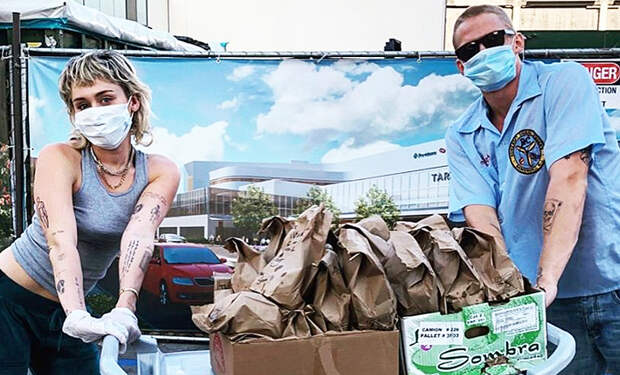 Майли Сайрус и Коди Симпсон угостили бесплатным обедом медиков Лос-Анджелеса