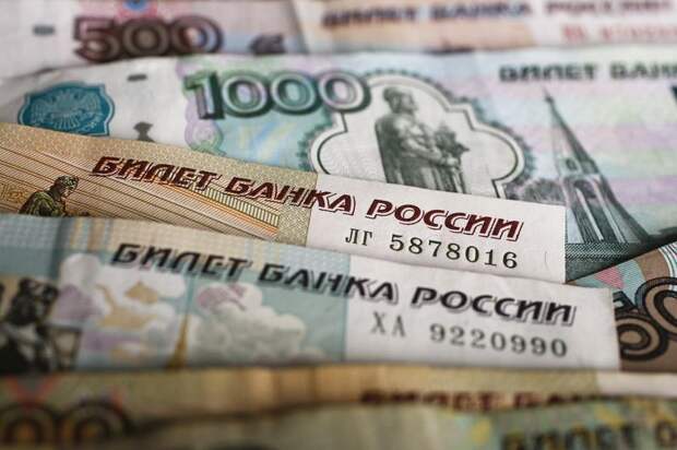 Экспортеры частично компенсировали рублю давление нефти и геополитики