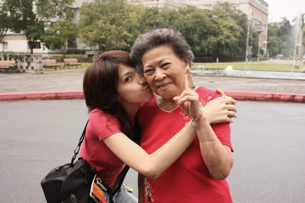 Ша Яо И её бабушка.