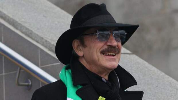 Без шляпы и очков: счастливый Боярский отметил 76-летие с семьей