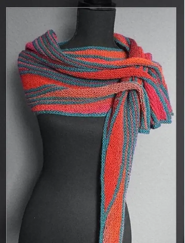 Треугольный вязаный шарф