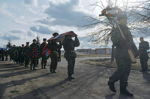 Похороны воинов-десантников 104-го парашютно-десантного полка 76-й гвардейской Псковской дивизии, погибших в тяжелом кровопролитном бою с чеченскими боевиками в Аргунском ущелье в ночь с 29 февраля по 1 марта 2000 года.