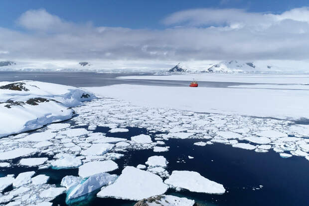 РИА Новости: к застрявшему во льдах на Чукотке теплоходу направляется ледокол