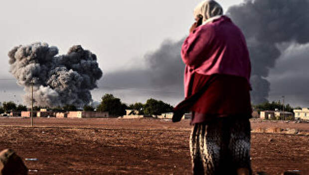 Дым после авиаудара сил коалиции в Сирии. Архивное фото