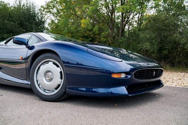 Один из самых красивых автомобилей Jaguar XJ220 1993 года