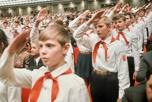 Совместимо ли это с капитализмом?: в Госдуме предложили вернуть октябрят, пионеров и комсомольцев