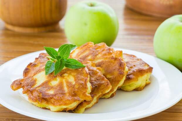 Пышные оладьи с яблоками на кефире. / Фото: bye-bye-calories.ru