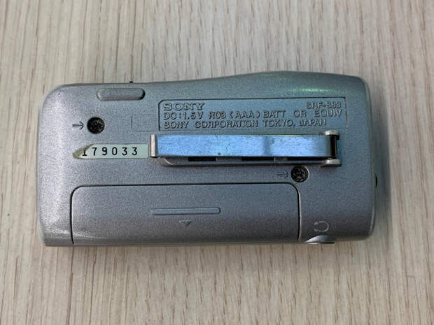 «Назад в прошлое». Карманный FM-радиоприемник Sony SRF-S83 из 2000-х годов