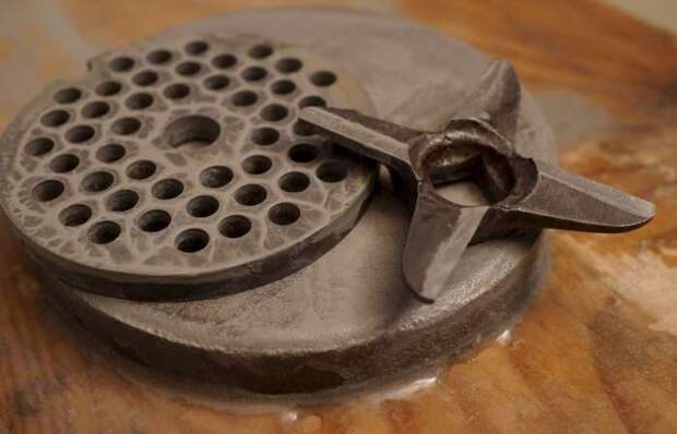 Этот советский лайфхак поможет заточить ножи в мясорубке без специального устройства Этот советский лайфхак поможет заточить ножи в мясорубке без специального устройства