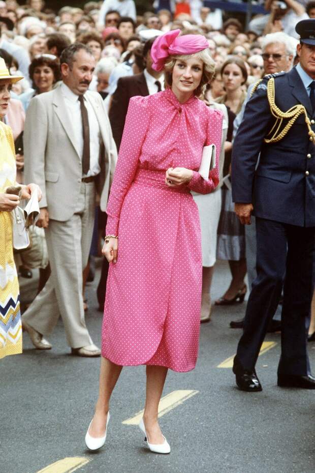 Принцесса Диана в розовом платье. /Фото: media.vogue.es