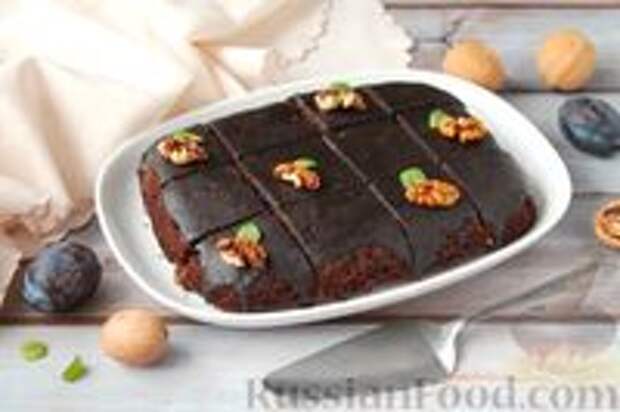 Фото к рецепту: Шоколадный пирог с черносливом, орехами и глазурью