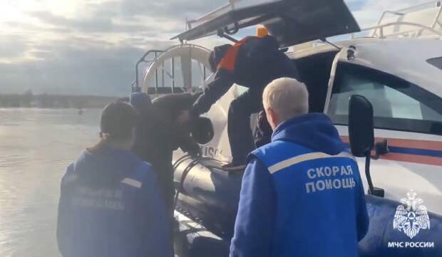 МЧС эвакуировало больного мужчину из затопленного села в Рязанской области