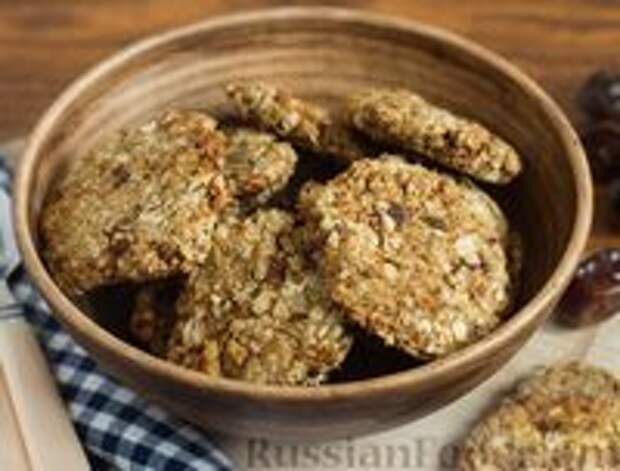 Фото к рецепту: Овсяное печенье с финиками и орехами