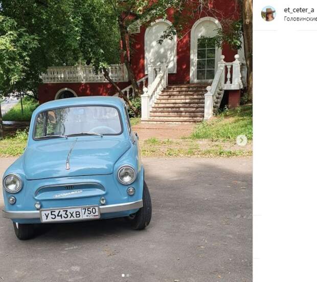 Фото дня: ретро-автомобиль у усадьбы «Михалково»