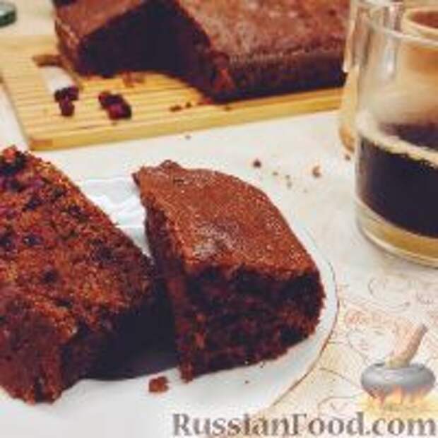 Фото к рецепту: Шоколадный манный пирог с брусникой