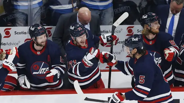 Две передачи Свечникова помогли «Каролине» обыграть «Баффало» и выйти в плей-офф НХЛ