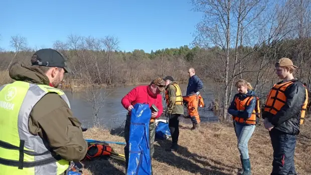 На реке Серге опрокинулся катамаран с восемью туристами