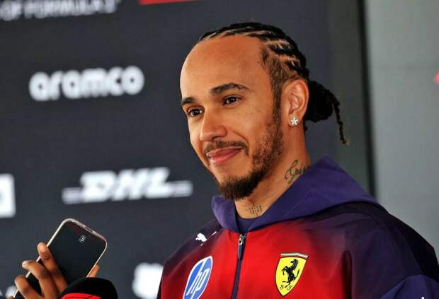 «Не люблю групповые чаты». Хэмилтон отказался отвечать на обвинения Ferrari