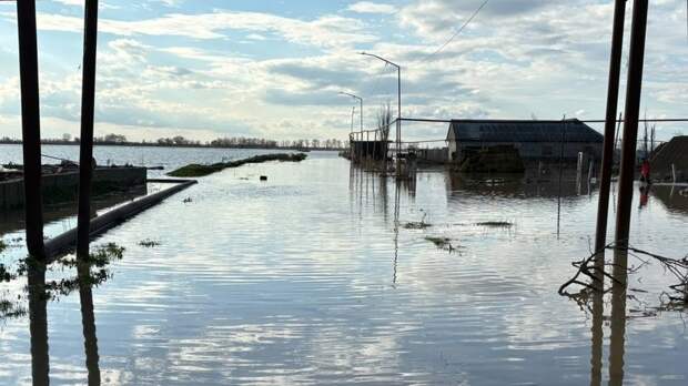 В Махачкале улицы вновь затопило после ночного дождя
