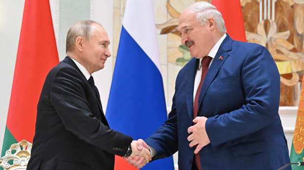 Лукашенко по телефону поздравил Путина с Днем России