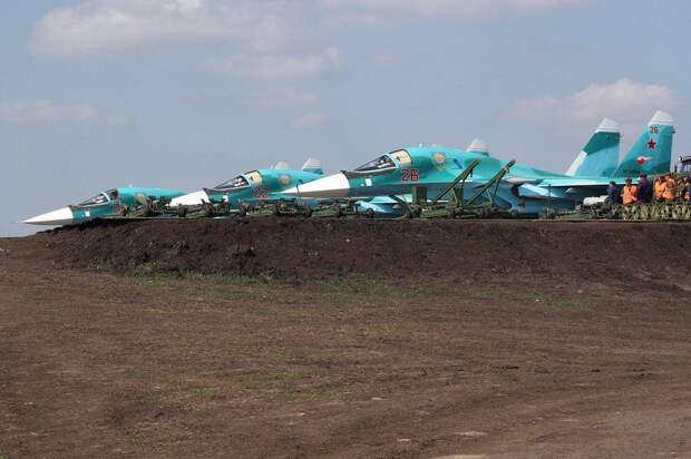 Су-34 и Ан-26 отработали посадку на строящейся магистрали в Татарстане