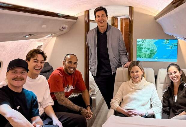 Хэмилтон улетел из Шанхая на самолёте Вольфа вместе с Расселом и Боттасом