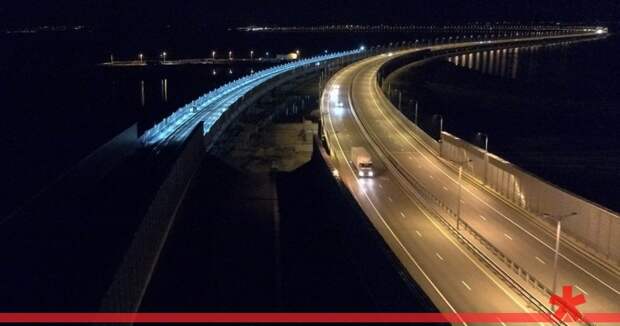 На железнодорожной части Крымского моста включили освещение