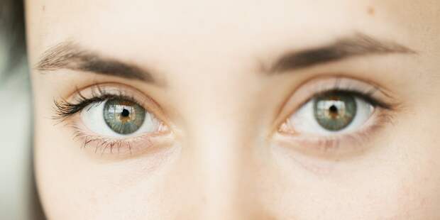 «Молнии» в глазах: офтальмолог предупредила о симптоме, который нельзя терпеть