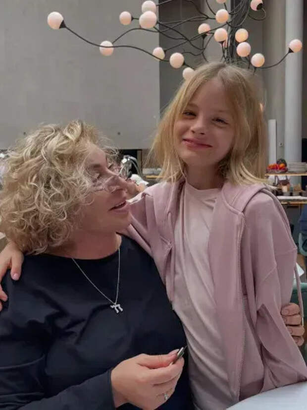 Симона Юнусова с внучкой Алисой