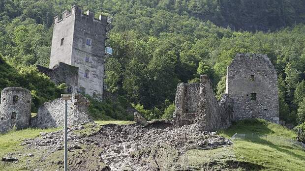 В Баварии из-за наводнения обрушился старинный замок