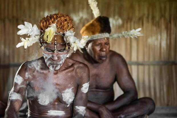 Племя людоедов изнутри: каннибалы из Новой Гвинеи