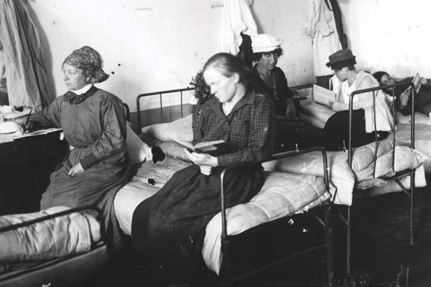 Бывшие проститутки в женском лагере принудительных работ, 1920-е