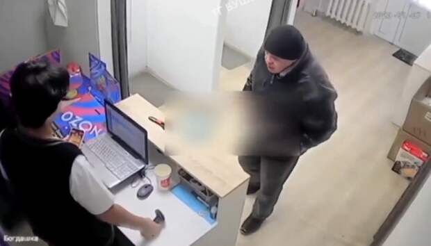 Мужчина напал на несовершеннолетнего сотрудника пункта выдачи заказов