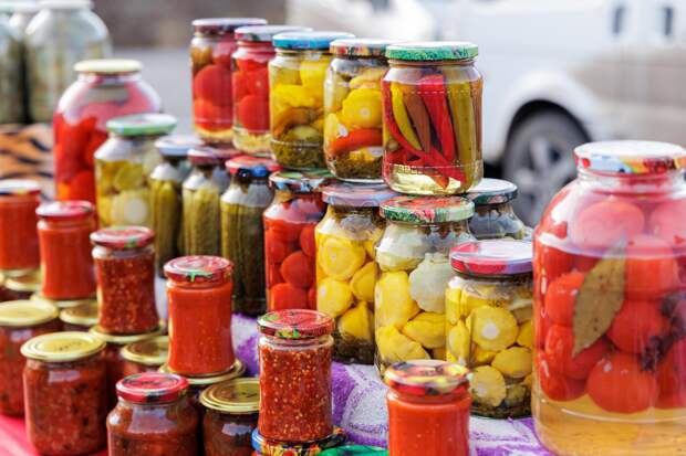 Только не лечо: шесть самых вкусных рецептов заготовок на зиму из перцев и баклажанов