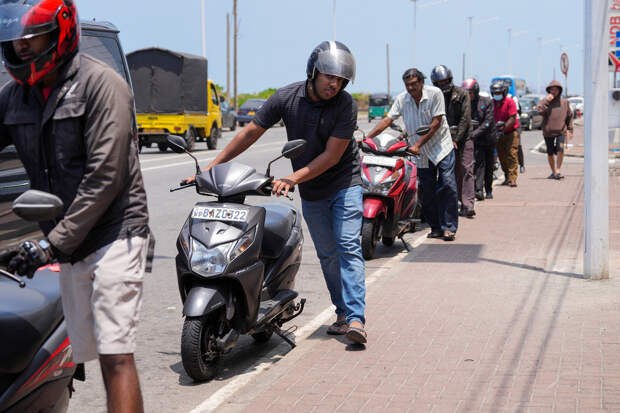 В одной стране стали выдавать бензин по номерам