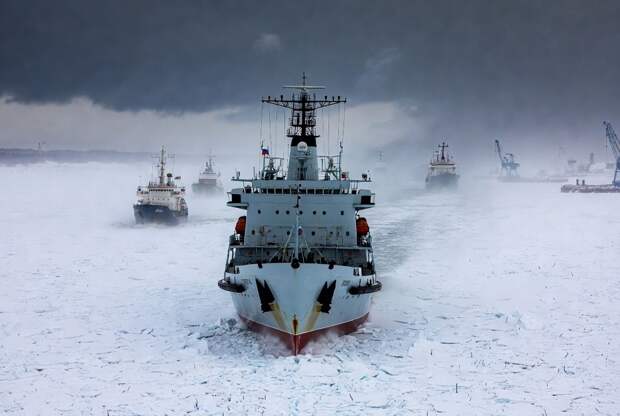 Российские ледоколы помогают проходу застрявших в водах Финляндии судов