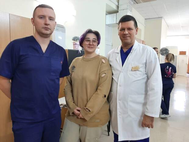 В Центр ортопедии и травматологии клиники Ростовского ГМУ поступила женщина после лечения тяжелого перелома ноги. При обстреле снаряд попал в квартиру – голень правой ноги хозяйки раздробило на 15 кусочков. В городской больнице, где пациентка сначала получала лечение, сказали, что ходить женщина сможет только на костылях. Далее в донецкой больнице она несколько дней пролежала на вытяжке, потом ей установили аппарат Илизарова. Она носила его 14 месяцев и постоянно испытывала боль, нога была воспаленная и опухала.