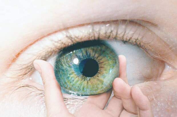 Девушка играет с воображением и немного ломает мозг