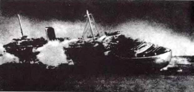 Момент торпедирования лайнера «Вильгельм Густлофф» (немецкое фото, сделано с корабля охранения)