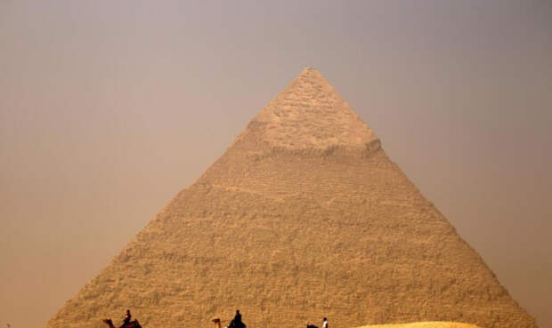 Энергетический центр Одна из наиболее популярных конспирологических теорий о пирамидах объясняет величественные постройки нуждой египтян в некой положительной энергии. Пирамида якобы умеет превращать негативную энергию в позитивную — поэтому именно здесь фараоны надеялись обрести вторую жизнь. Все вроде бы сходится, кроме отсутствия в физике самих понятий «негативная» и «позитивная» энергия.