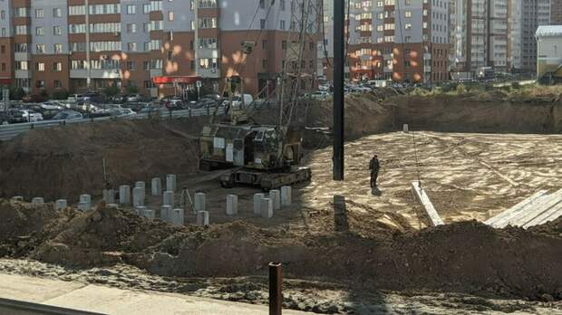 Огромную школу с бассейном и огородом начали строить в новом районе Барнаула