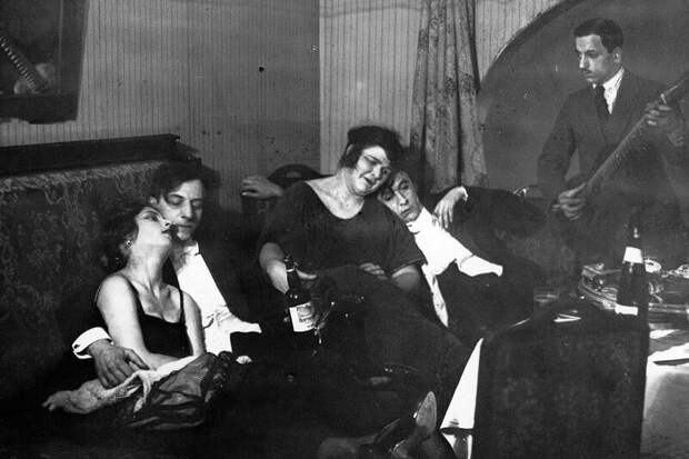 В закрытом кабинете гостиницы, 1924