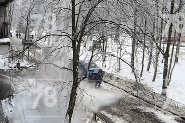 На россиянку упала гигантская глыба льда с крыши