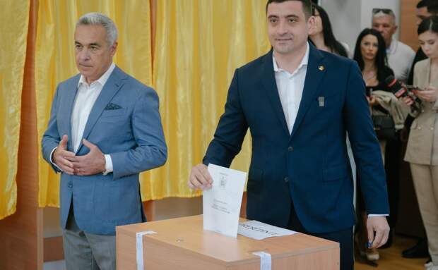 Лидер &laquo;Альянса за объединение румын&raquo; Джордже Симион (справа)