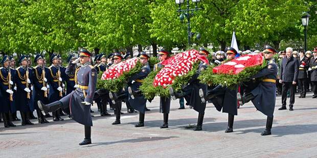 Собянин возложил венки и цветы к Могиле Неизвестного Солдата и памятнику Жукову
