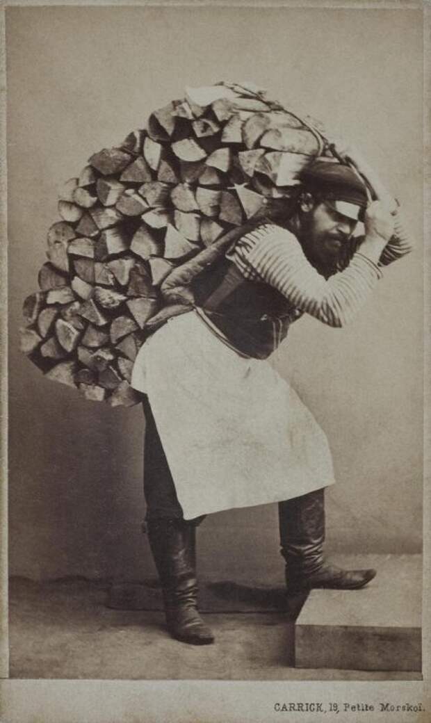 Дворник несёт дрова в квартиру в 1860-1870-х годах. Фото отсюда: https://humus.livejournal.com