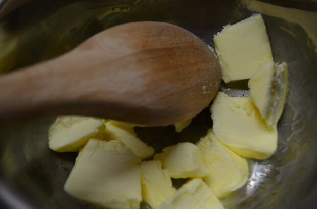 Липкий пирог с белым шоколадом